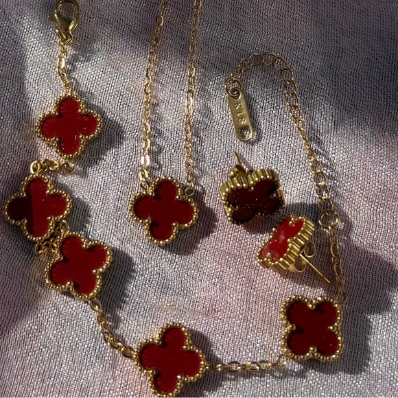 Red Clover Stainless Steel Jewelry Set
Set - Picture 4 of 6